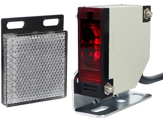 [BERM-E3JK-R4M1] Sensor infrarrojo con reflector 24V-220V